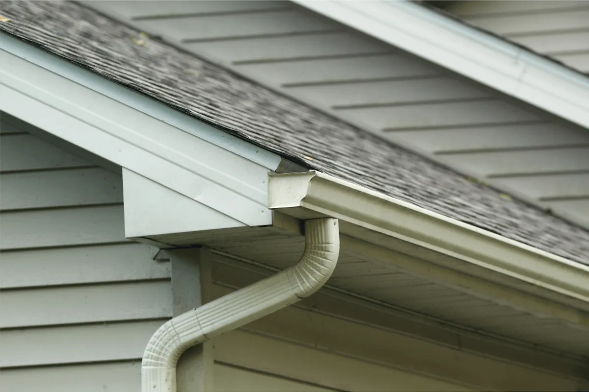 On-site seamless gutter roll-forming fabrication